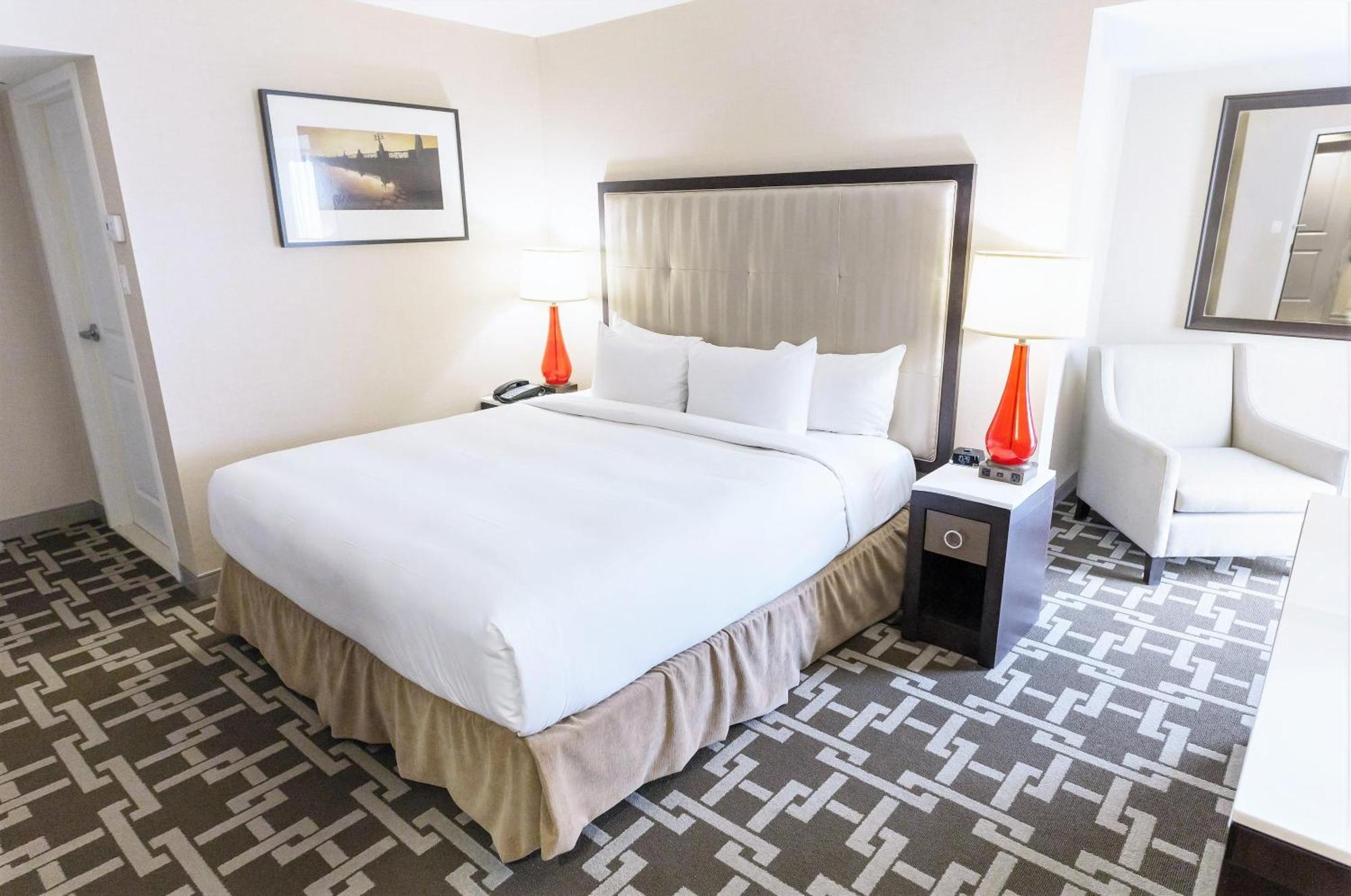 Compact King Room with Shower and City View,1758304206:JPEG